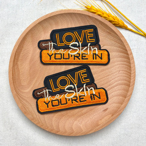 Iron on bordado love the Skin You Are <span class=keywords><strong>en</strong></span> parche de letras <span class=keywords><strong>en</strong></span> inglés para ropa, zapatos, bolsos, <span class=keywords><strong>pantalones</strong></span>, decoración de reparación de agujeros - Product Image 1