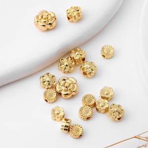 Cuentas de flores de seis pétalos de oro real de 18 quilates chapadas en color, Agujero Horizontal, accesorio de pulsera DIY que conserva el oro - Product Image 4