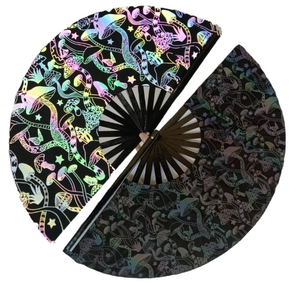 Abanico de mano reflectante con patrón de hongos, 33 cm de largo, con varillas de bambú negras, 100% en stock, ideal para grandes fiestas rave. - Product Image 1