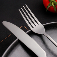 Couverts de table : Couteau de dîner, fourchette, cuillère, fourchette à dessert, cuillère à dessert. Vaisselle pour restaurant, mariage, fête, dîner.