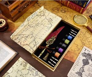 Ensemble de stylos à plume rétro européen avec des ailes de flamme et des plumes, largeur d'écriture de 0,7 mm, avec boîte magnétique et design de carte - Product Image 3