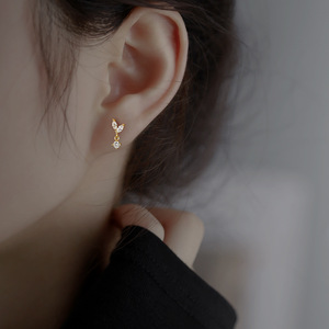Orecchini a Perno con Piccoli Accenti in Pietra per Donne, Gioielli Minimalisti alla Moda - Product Image 2