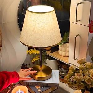 Lámpara de Escritorio LED de Estilo Nórdico Minimalista Moderno, Lámpara de Mesa Táctil para Dormitorio, Estudio, Habitación, con Protección Ocular - Product Image 1