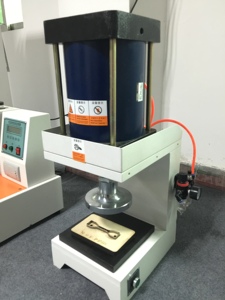 Machine de découpe d'échantillons de caoutchouc pour essai de traction ASTM D412 - Product Image 2