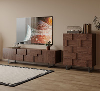 Meuble TV contemporain en bois à panneaux géométriques, console TV asymétrique unique avec tiroirs en noyer