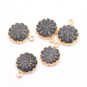Pendentif rond en pierre de soleil noire fait à la main bijoux en laiton sculpté avec placage à l'or pour la sculpture et la fabrication - Product Image 1