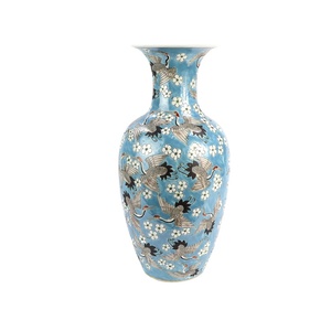 Jarrón de Porcelana Pintado a Mano con Reproducción del Estilo del Emperador Kangxi de la Dinastía Qing China, RZFA03 - Product Image 1