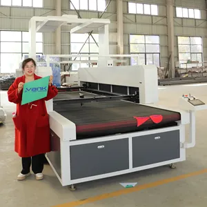 Mesin pemotong laser otomatis tekstil kain 3015 1530 membuat olahraga mesin pemotong laser gulung untuk menggulung dengan camara