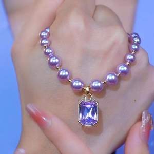 Nouveau collier chaîne délicat inspiré du luxe avec imitation perle et pendentif carré en cristal pour les occasions de fête - Product Image 1