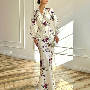 ชุดแฟชั่นผู้หญิง 2 ชิ้น เสื้อแขนยาวพิมพ์ลายผูกเอวและกระโปรง - Product Image 6