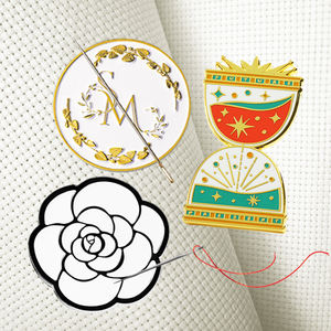 कस्टम डिजाइन क्रॉस सिलाई सिलाई उपकरण जस्ता मिश्र धातु एनमेल सुई माइनर चुंबकीय सुई नेनी कीपर निर्माण - Product Image 6