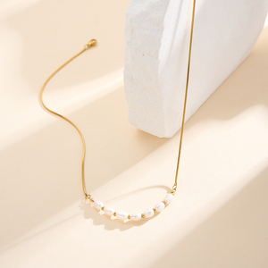 Collar VEWANT Minimalista con Perlas Barrocas de 7-8mm, Curva de Sonrisa, Acero Inoxidable, Chapado en Oro de 18K, Regalo para Mamá, Esposa y Mejor Amiga - Product Image 4