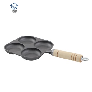 La <span class=keywords><strong>plaque</strong></span> à œufs à fond plat en <span class=keywords><strong>fonte</strong></span> au design moderne est équipée d'un manche en bois et convient à la <span class=keywords><strong>cuisson</strong></span> et à la friture des œufs. - Product Image 3