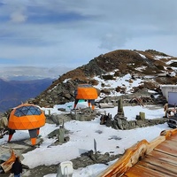 Maison capsule de luxe, maison préfabriquée en dôme avec design en verre panoramique pour la vie en plein air, hôtel, complexe hôtelier et glamping