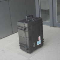 Nouvelle machine de nettoyage laser à fibre pulsée portable 300W 500W avec valise à roulettes pour le nettoyage du bois, des pneus, des moules et des moules à chaussures