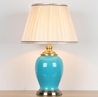 Lampe de table classique chinoise en céramique blanche pour chambre à coucher, abat-jour en tissu, avec télécommande, LED E26