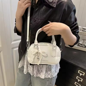 Sac à main et bandoulière carré simple et élégant pour femme, nouvelle collection été 2026, avec nœud perlé et fermeture éclair, vente en gros - Product Image 4