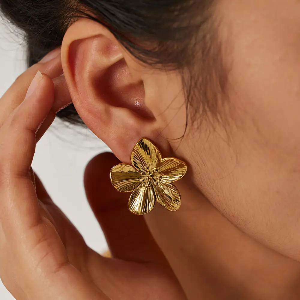 Anting-anting kancing bunga emas baja tahan karat trendi anting-anting bunga hadiah perhiasan berlapis emas 18K dengan cincin gelang