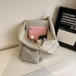 Nuevo bolso triangular de gran capacidad para mujer, bolso tote informal de un solo hombro, de color sólido, con cierre abierto y cerrado. - Product Image 5
