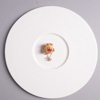 Assiette de luxe en porcelaine fine pour hôtels, vente en gros, faible MOQ, empilable, bord large, plat de service pour traiteur, idéal pour banquets de mariage haut de gamme