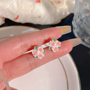 ต่างหูรูปดอกไม้สีสันสดใส สไตล์วันหยุดฤดูร้อน น่ารัก เหมาะสำหรับผู้หญิง ใส่ได้ทุกวัน - Product Image 1