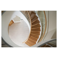 Escalier courbé avec marches en érable, poutre intérieure en métal, design gain de place, escalier d'entrée d'appartement