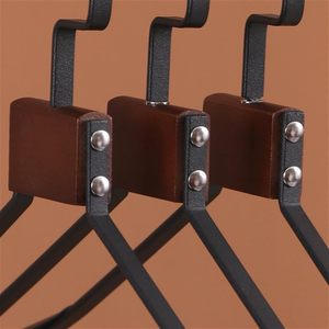 Venta al por mayor de perchas de lujo de metal y madera de un solo nivel para ropa, abrigos y trajes, ideales para baño y armario. - Product Image 4