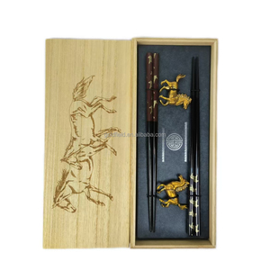 Ensemble de baguettes japonaises de la série Golden Horse, cadeaux d'affaires, haute qualité, 2 paires, porte-baguettes Golden Horse, bois écologique, métal - Product Image 1