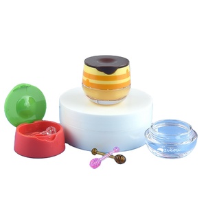 Offre Spéciale – Nouveau Design Mini Contenant Vide en Plastique Mignon de 6g pour Crème de Soin, <span class=keywords><strong>Baume</strong></span> à Lèvres Enfant, ou <span class=keywords><strong>Miel</strong></span>, avec Bouchon Flip-Top et Spatule-Cuillère - Product Image 1