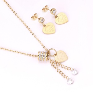 Fabricants de bijoux en gros en Chine, ensembles de bijoux en acier inoxydable plaqué or 18 carats en forme de cœur pour femme - Product Image 5