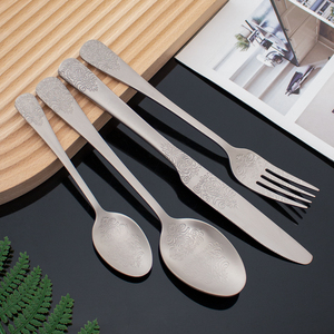 Alat makan Set pola bunga mewah, pisau garpu baja tahan karat 304 Vintage sendok warna Titanium - Product Image 3