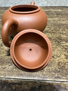Théière Yixing Zisha Série Tai Ding Ancienne Années 80 en Argile Rouge, Pot de Style Niveau pour 10 tasses, Semi-fait main, Tige à bec unique, 150 - Product Image 4