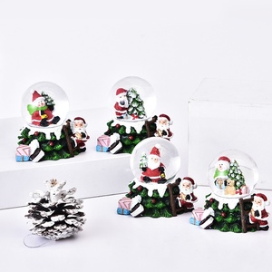 Palla <span class=keywords><strong>di</strong></span> <span class=keywords><strong>Neve</strong></span> con Babbo Natale e <span class=keywords><strong>Fiocchi</strong></span> <span class=keywords><strong>di</strong></span> <span class=keywords><strong>Neve</strong></span>, Carillon, Luci e Ornamenti in Resina, Decorazione Natalizia per Albero, Artigianale in Vetro - Product Image 2