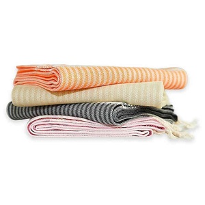 Serviette de plage antistatique en velours rouge et blanc pour les vacances de noël 100% coton biologique avec certificat GOTS pour l'extérieur - Product Image 5