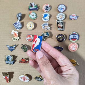 Pin de esmalte suave personalizado para baloncesto, pin de solapa deportivo, insignia metálica con logotipo personalizado para equipos deportivos, para venta al por mayor, regalo para colección deportiva - Product Image 1