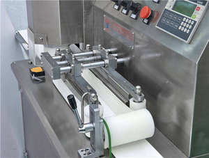 Macchina per la produzione di Maamoul, Macchina Incrostatrice, <span class=keywords><strong>Linea</strong></span> di Produzione Moon Cake, Macchina per Mochi a <span class=keywords><strong>Tre</strong></span> Tramogge - Product Image 4