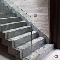 Escalier droit en marbre design pour maison contemporaine avec effet flottant et matériau en marbre de qualité supérieure
