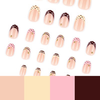 Ongles courts ronds à presser, style French manucure, rose nude, en acrylique, avec perles dorées, pour usage quotidien et soirées
