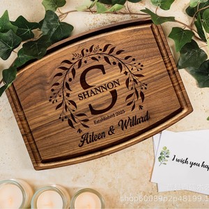 Tabla de cortar de madera maciza rectangular personalizada con grabado, regalo de boda, bandeja decorativa de cocina para pan, pizza, carne y aperitivos. - Product Image 4