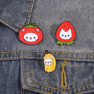 Broche Chat Mignon aux Fruits, Chaton de Dessin Animé Portant une Fraise, une Banane, une <span class=keywords><strong>Tomate</strong></span>, Épinglette en Émail - Product Image 3
