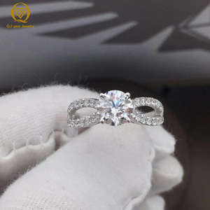 Bague pour femme au design classique, diamant de laboratoire taille ronde avec certificat IGI, haute clarté, or blanc 10K, taille/gravure personnalisées - Product Image 2