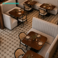 Ensemble table et chaises classiques en cuir pour restaurant, café, hôtel - Mobilier commercial