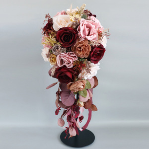 Goutte d'eau tombe <span class=keywords><strong>mariée</strong></span> tenant un <span class=keywords><strong>bouquet</strong></span> de fleurs de mariage, <span class=keywords><strong>bouquet</strong></span> de fleurs de <span class=keywords><strong>mariée</strong></span> artificielles de simulation pour la <span class=keywords><strong>mariée</strong></span> - Product Image 2