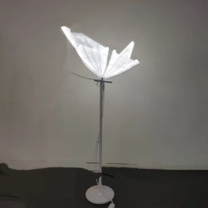 Lámpara de pie LED romántica con mariposa 3D y alas móviles, alimentada por corriente alterna, para decoración de fiestas y eventos. - Product Image 6