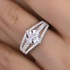 Bague de fiançailles en or blanc avec diamant taille princesse, pierres latérales en diamant naturel couleur D pour femme - Product Image 5