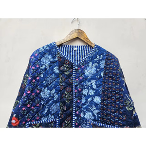 Veste courte en coton artisanale indienne, matelassée, patchwork indigo, confortable, style bohème chic, avec décoration rayée et motifs imprimés - Product Image 4