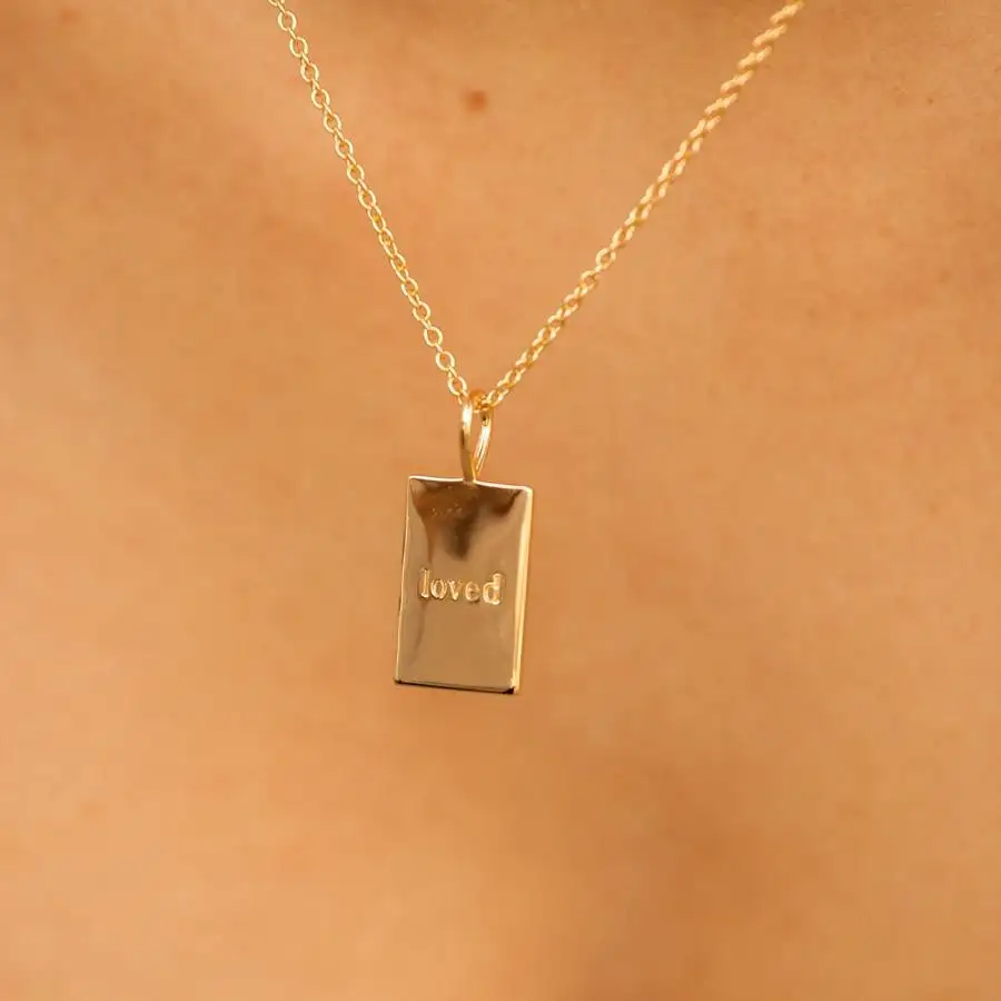 Moda sıcak satış su geçirmez minimal kazınmış ilham paslanmaz çelik 14k altın hassas yazılı kelimeler etiketi kolye
