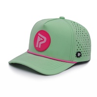 Casquette de baseball sportive à 5 panneaux, personnalisée, structurée, imperméable, avec trous découpés au laser, bord incurvé et logo en PVC caoutchouc