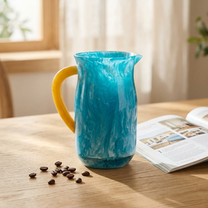 FAIZA CRAFT FC-4676 Carafe à eau en résine polyester, design classique fait main, motif tourbillon abricot aquatique, capacité 1L, pour cuisine et fêtes - Product Image 1