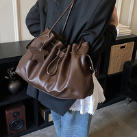 Sac fourre-tout de luxe pour femme en PU imprimé avec logo, doublure en peluche, fermeture éclair, style décontracté et tendance, vente chaude en gros